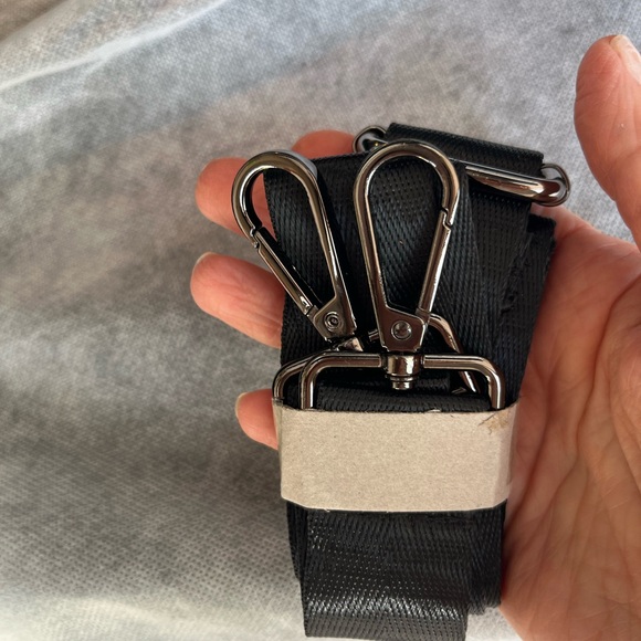 Neoprene woven black totebag with crossbody strap and zippered pouch - Picture 7 of 7